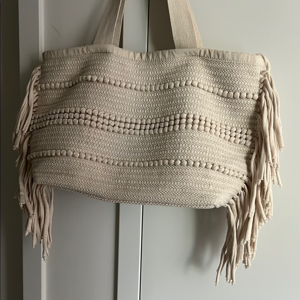 Elegant Cream Woven Tote Bagneach bag with fringe
